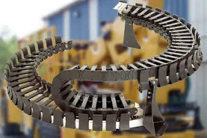 igus E-Chain system – Durable polymer drag chain for cranes, machinery and offshore equipment
